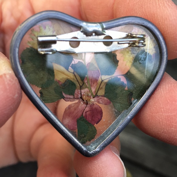 Pewter framed pressed flower pin - Picture 6 of 7